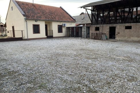 Trosobna Kuća sa Velikim Ekonomski Objekatom i Garažom Melenci prodaja sigma nekretnine zrenjanin24